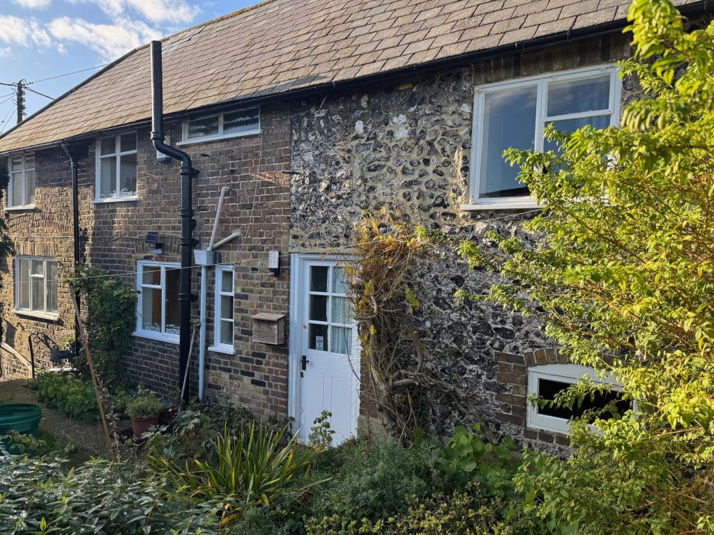 Lot: 154 - SEMI-DETACHED COTTAGE IN NEED OF IMPROVEMENT - The Cottage